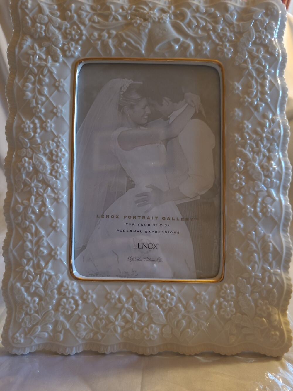 Lenox Wedding Promises Ivory Porcelain Picture Frame Gold Trim Floral Sculpted